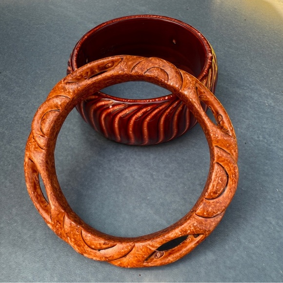 Vintage 1970s Carved Bangles Set in Red and Brown - Picture 1 of 12